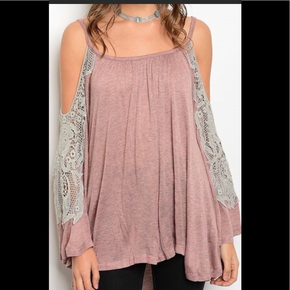 Tops - HP 🎉 Cold shoulder blouse